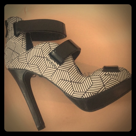 Black and white heels - Picture 1 of 3
